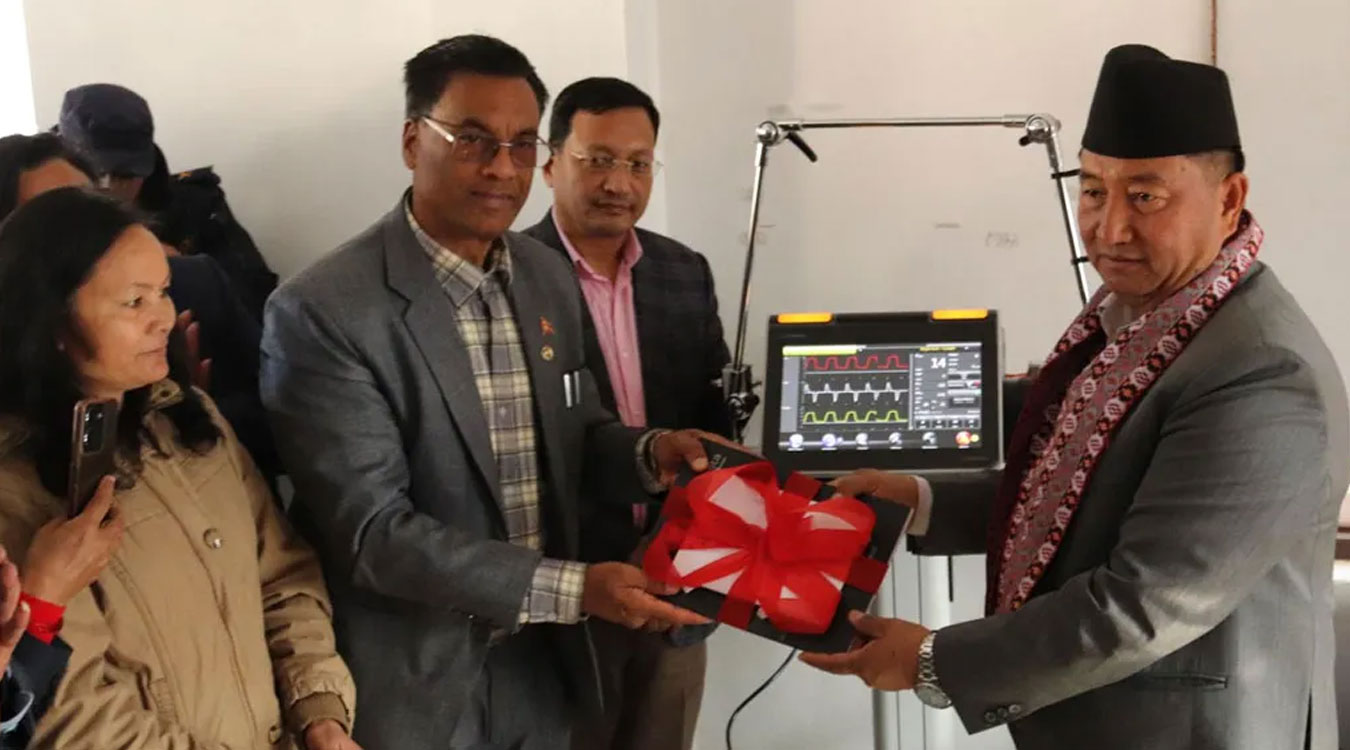 मुख्यमन्त्री लामाद्वारा चन्द्रागिरि नगर अस्पताललाई ‘भेन्टिलेटर’ हस्तान्तरण