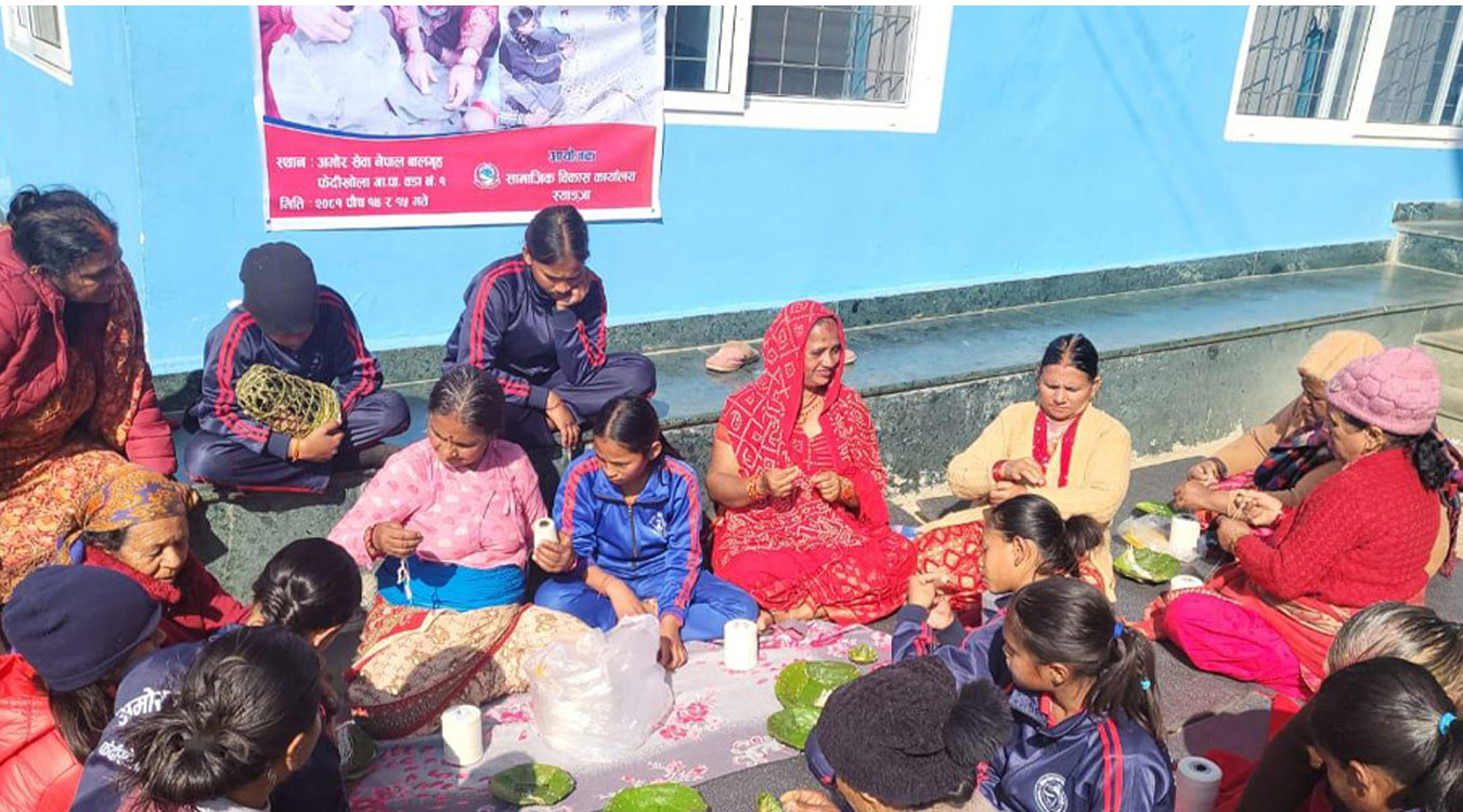 बालबालिकालाई दुनाटपरी बनाउन सिकाउँदै ज्येष्ठ नागरिक