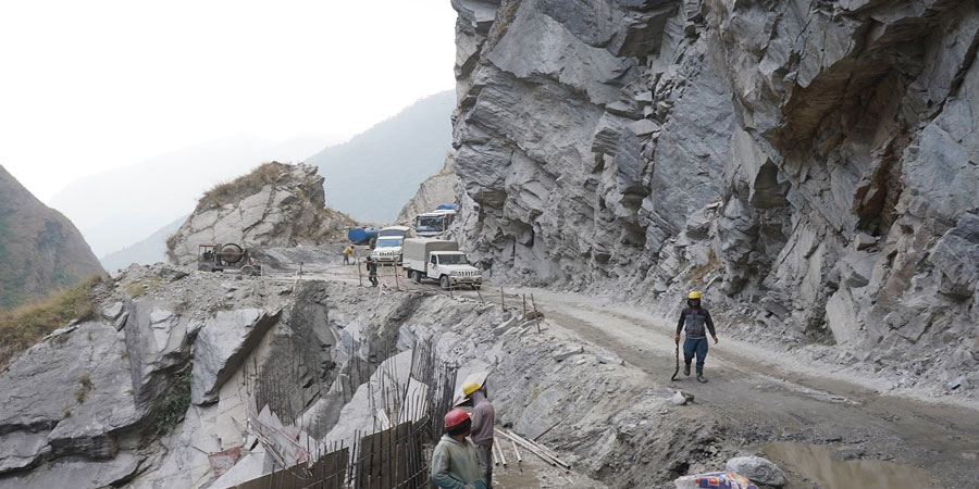 कालीगण्डकी करिडोर : काभ्रेभिरमा ‘रक एंकरिङ’ गरेर सडक विस्तार