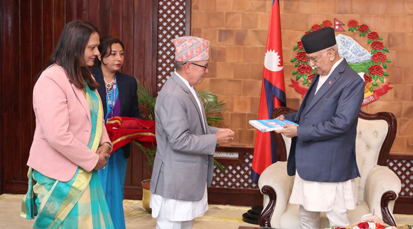 प्रधानमन्त्रीसमक्ष प्रमुख सूचनाआयुक्तको शपथ