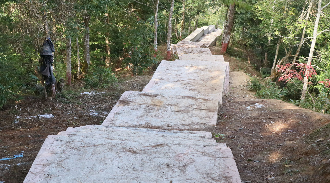 पर्यटकीयस्थल मझुवागढीमा निर्माण गरिएको पदमार्ग मापदण्डविपरित