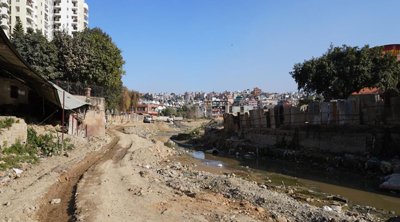 नख्खु करिडोरमा अत्यधिक धुलो र गन्ध, स्थानीयलाई सास्ती