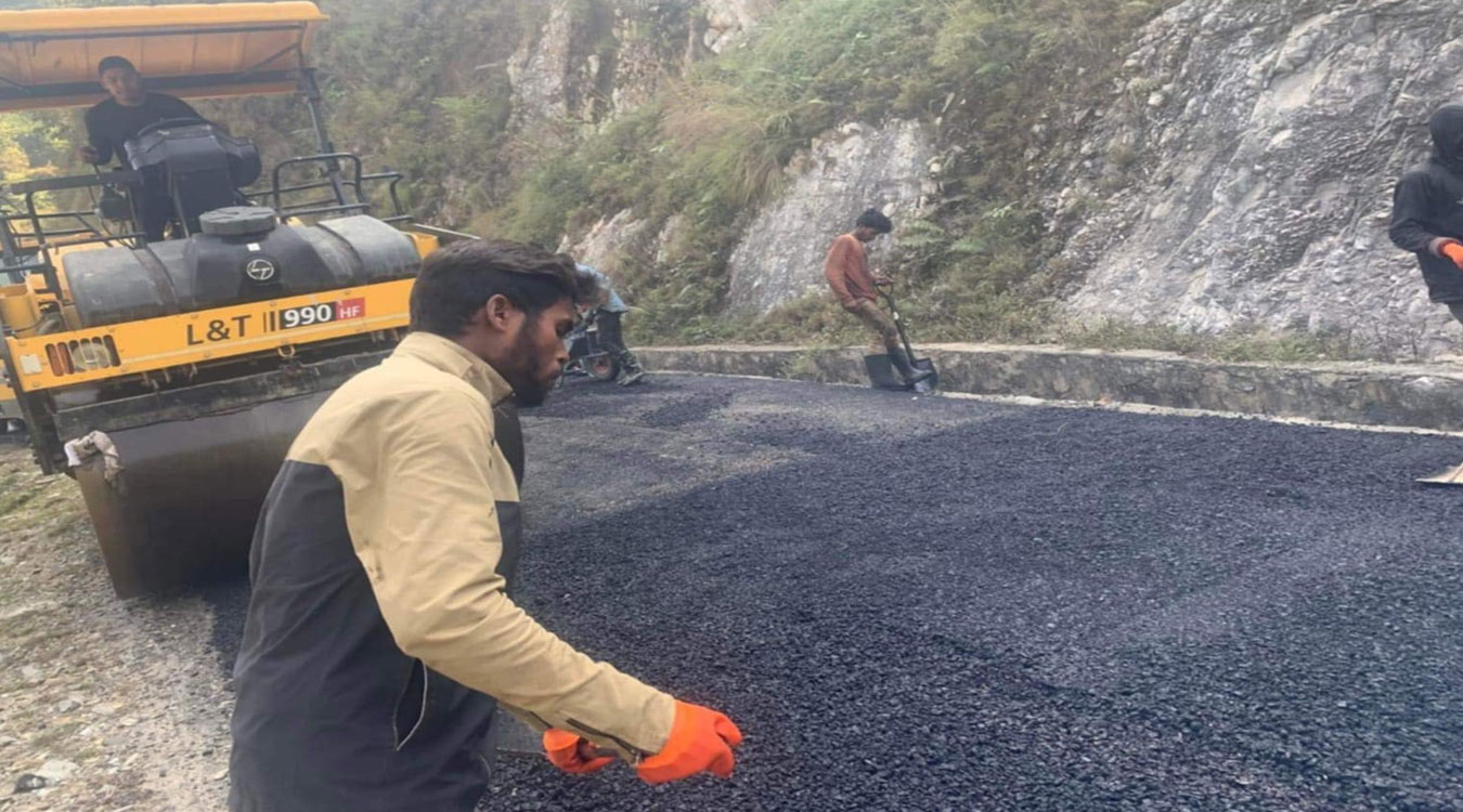 पर्वतको लुङ्खु-हुवास सडक धमाधम कालोपत्र हुँदै