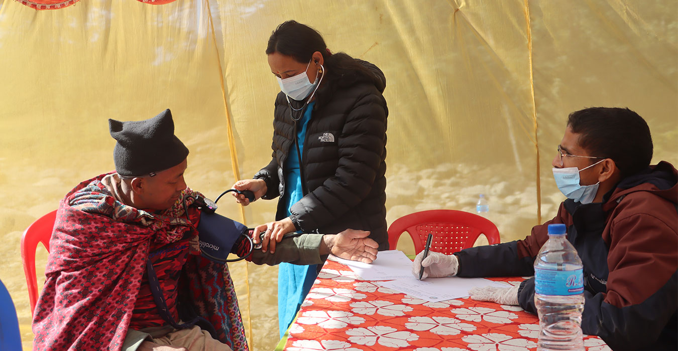 नबिल बैंकको काम : राउटे समुदायमा निःशुल्क स्वास्थ्य परीक्षण