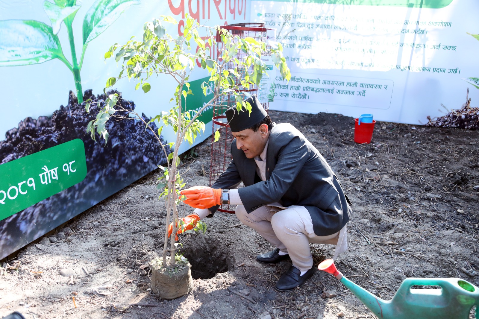 ग्लोबल आइएमई बैंकले वार्षिकोत्सवमा १८ हजार बिरुवा रोप्दै