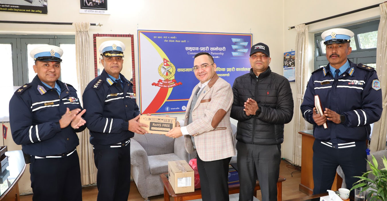 ट्राफिक प्रहरीलाई नबिल बैंकको २० थान मोबाइल उपहार