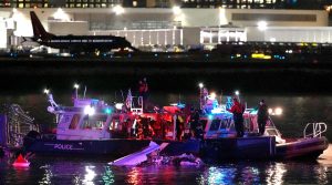 अमेरिकी सेनाको हेलिकप्टर र यात्रुबाहक विमान आपसमा ठोक्किएर दुर्घटना, कम्तीमा १८ जनाको शव फेला