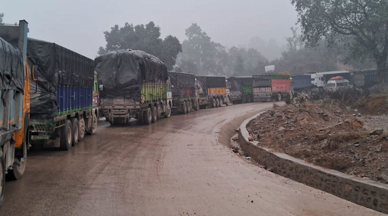 वर्षाले नारायणघाट-बुटवल सडक अवरुद्ध