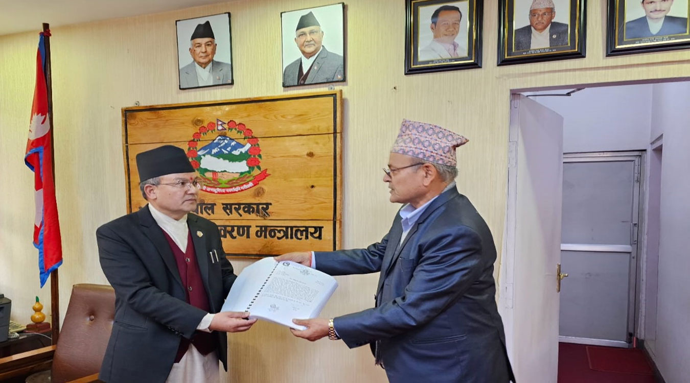 शुक्लाफाँटाका विस्थापितको समस्या समाधान आयोगद्वारा प्रतिवेदन पेस