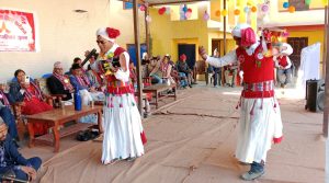 लोप हुँदै हुड्के नाच