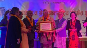 गीतकार शाहलाई ‘बिजुलीमाया वन : श्रेष्ठ’ पुरस्कार प्रदान