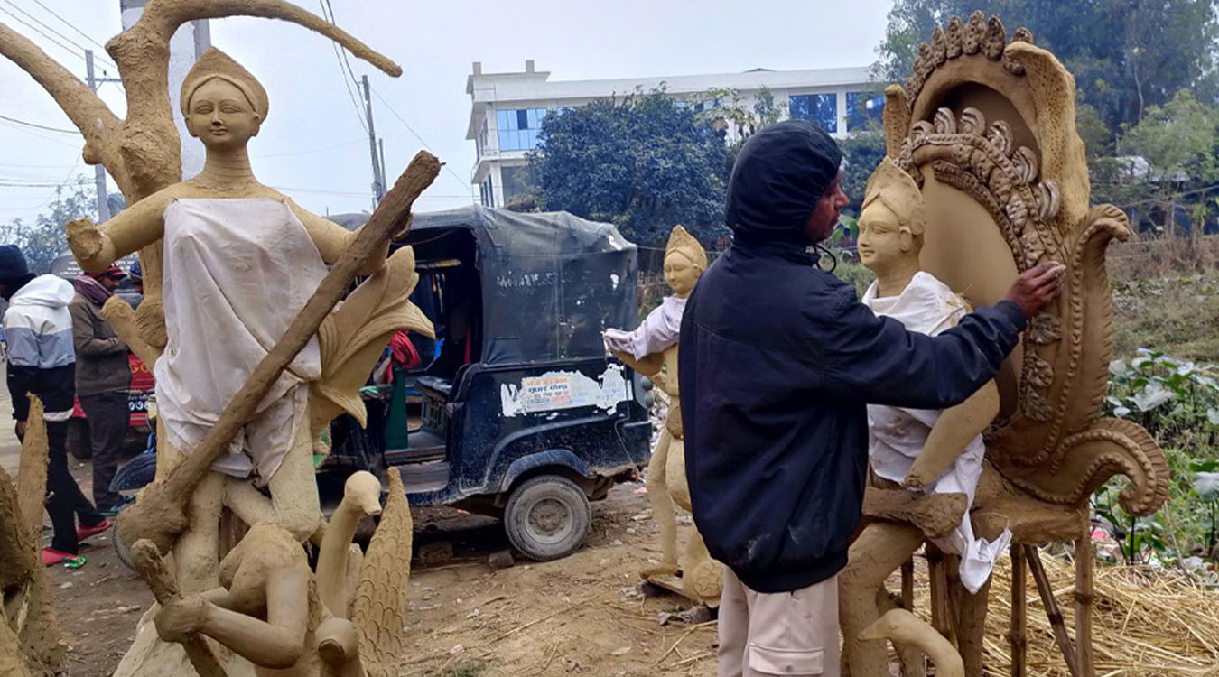 सरस्वती पूजाका लागि धमाधम मूर्ति बनाउँदै