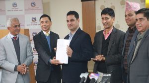 स्वास्थ्य बिमा सुधार गर्न गठित समितिले बुझायो प्रतिवेदन