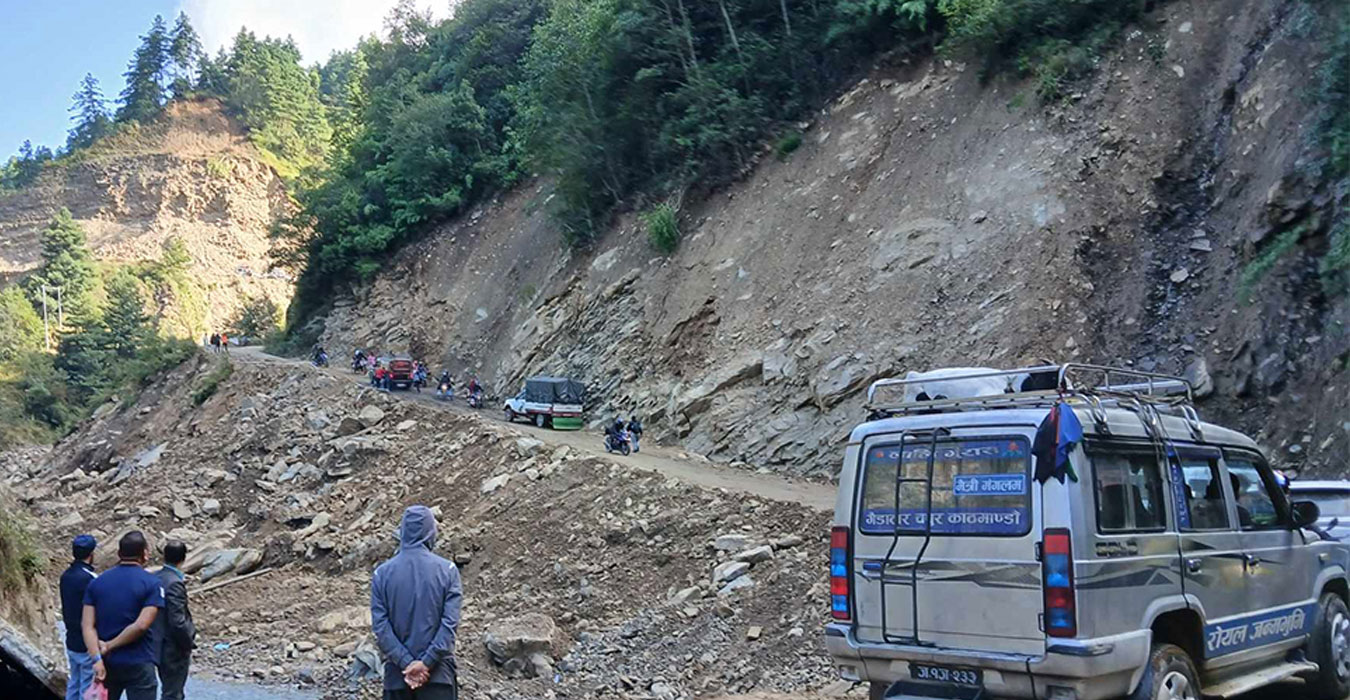 बाढीपहिरोका कारण देशभर दश राजमार्ग ठप्प, एक सय ५८ आंशिक सञ्चालनमा