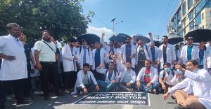 कालोपट्टी बाँधेर धर्नामा उत्रँदै देशभरका चिकित्सक