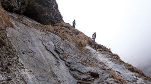 आधार शिविर पुग्न डोरीमा झुण्डीएर यात्रा गर्नुपर्ने बाध्यता