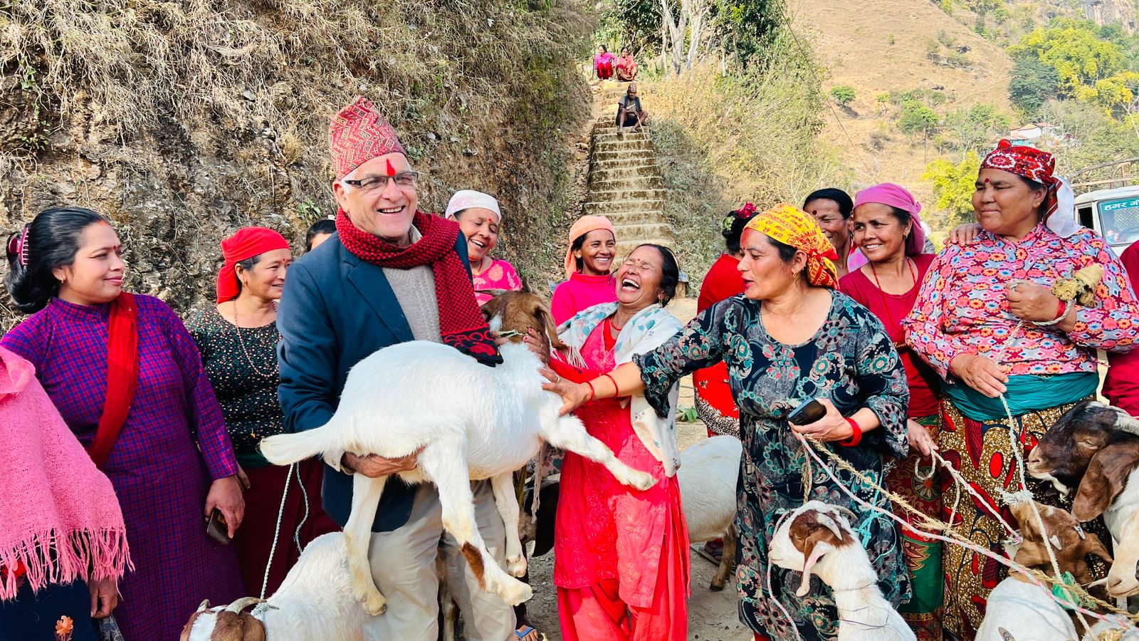 महिलालाई उत्पादनमा जोड्न बाख्रा वितरण