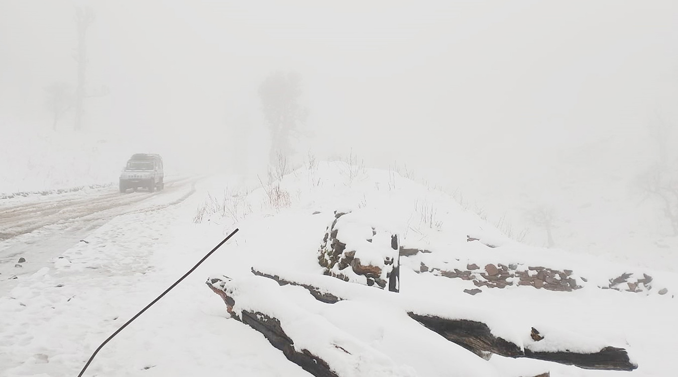 भारी हिमपातले मध्यपहाडी लोकमार्ग अवरुद्ध