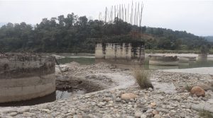 लम्सुवाघाटमा निर्माण भईरहेको पक्की पुल १४ वर्षबाट अलपत्र