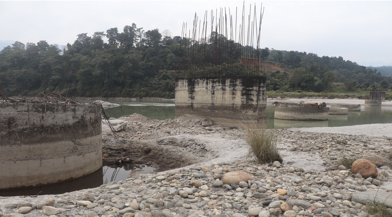 लम्सुवाघाटमा निर्माण भईरहेको पक्की पुल १४ वर्षबाट अलपत्र