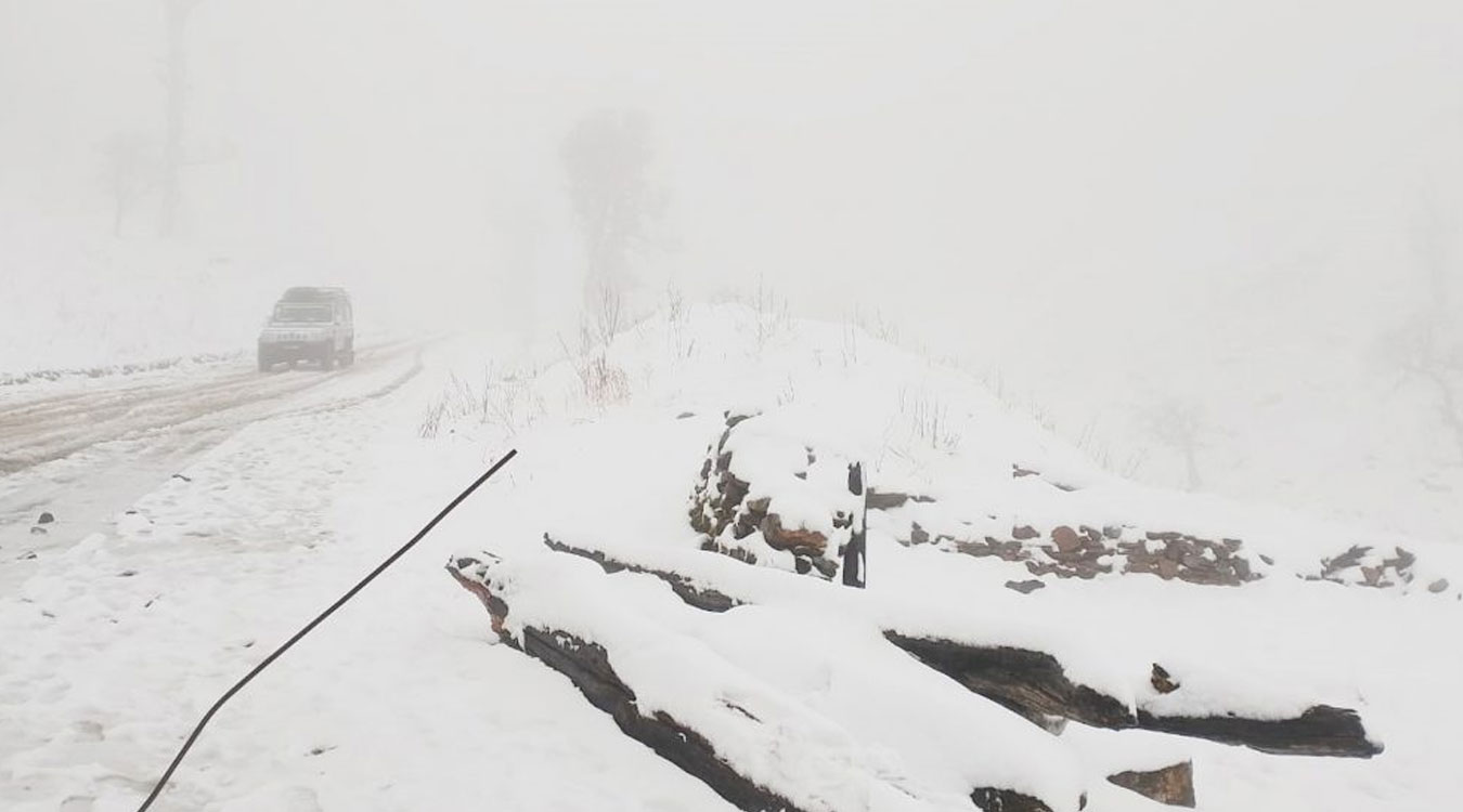 हिमपातका कारण मध्यपहाडी लोकमार्ग अवरुद्ध