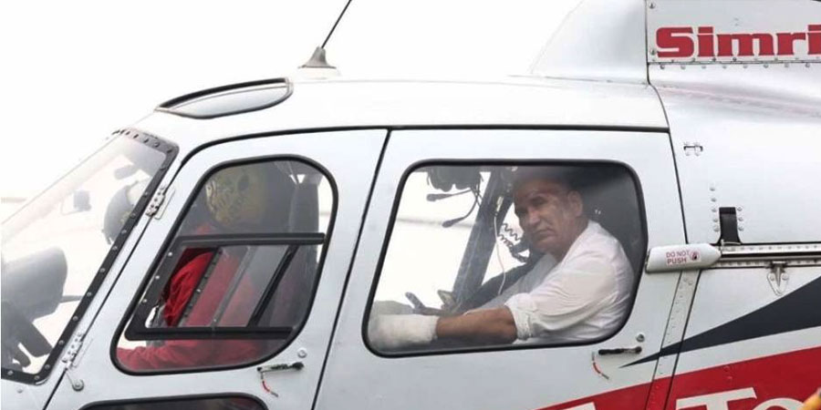 उद्घाटनका क्रममा आगोको ज्वालाले बेलुन फुट्दा अर्थमन्त्री र नगरप्रमुख घाईते