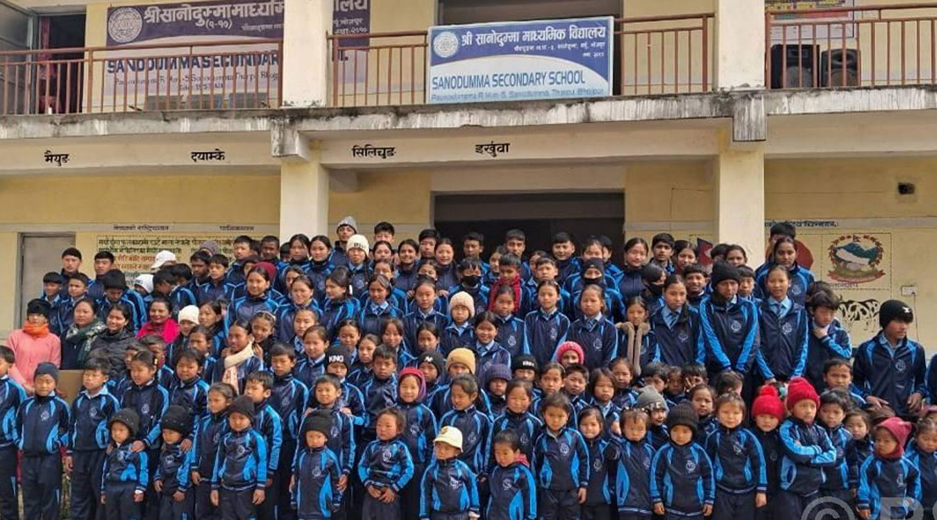 सामुदायिक विद्यालयका चारसय विद्यार्थीलाइ पोसाक वितरण