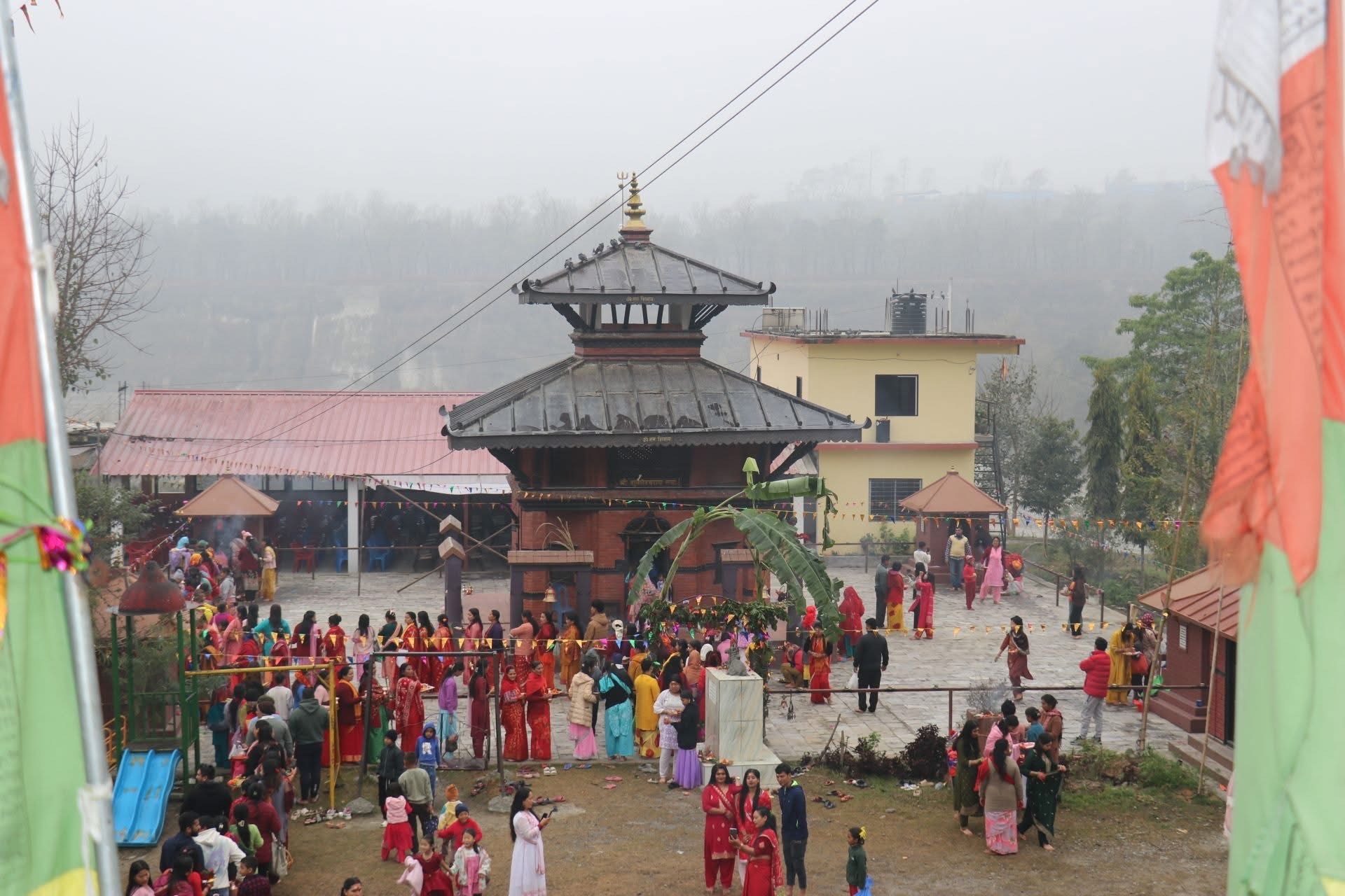 तनहुँका शिवमन्दिरमा बिहानैदेखि भक्तजनको घुइँचो