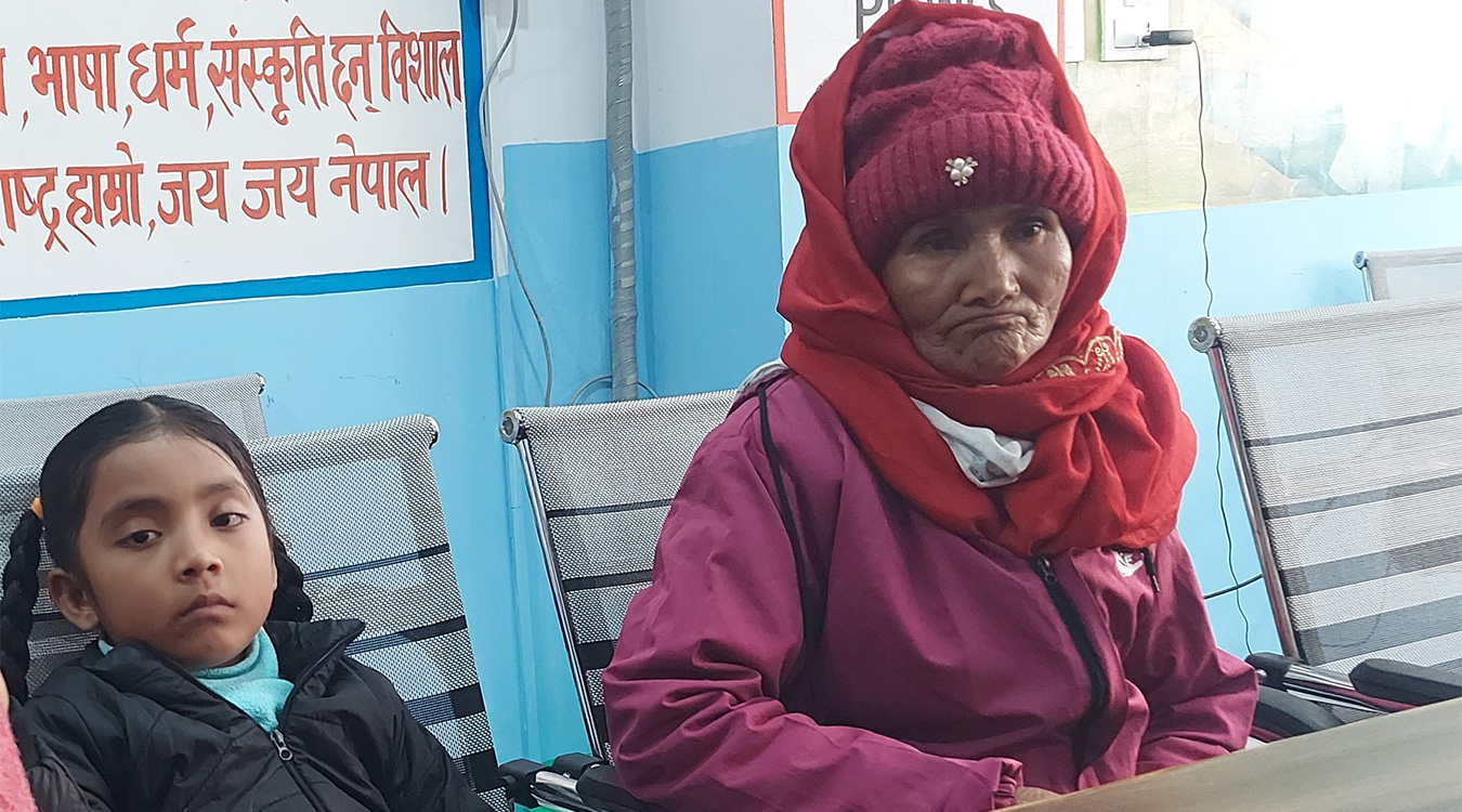 छोरीको शव ल्याउन भौँतारिरहेकी ७० वर्षीया आमा धनमाया