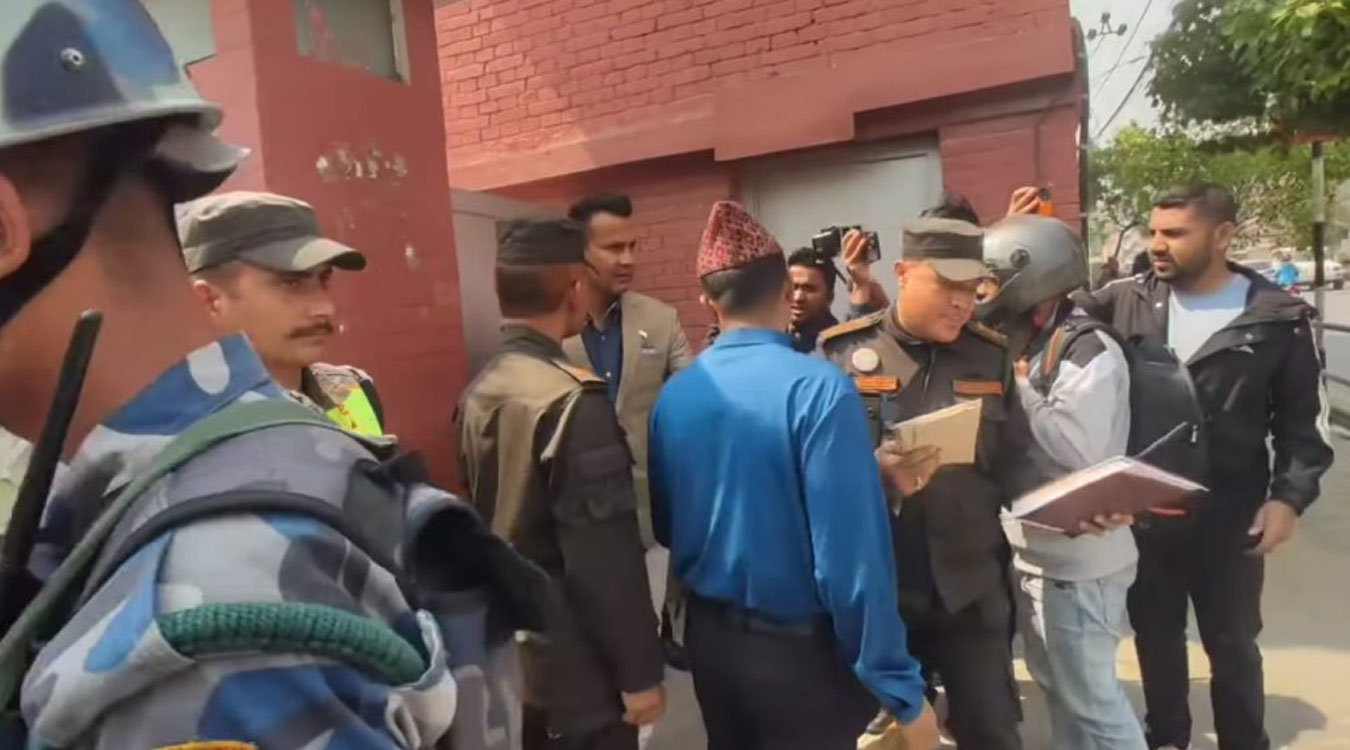 ज्ञानेन्द्र शाहलाई पत्र बुझाउन गएको टोली गेटबाटै फर्किन बाध्य