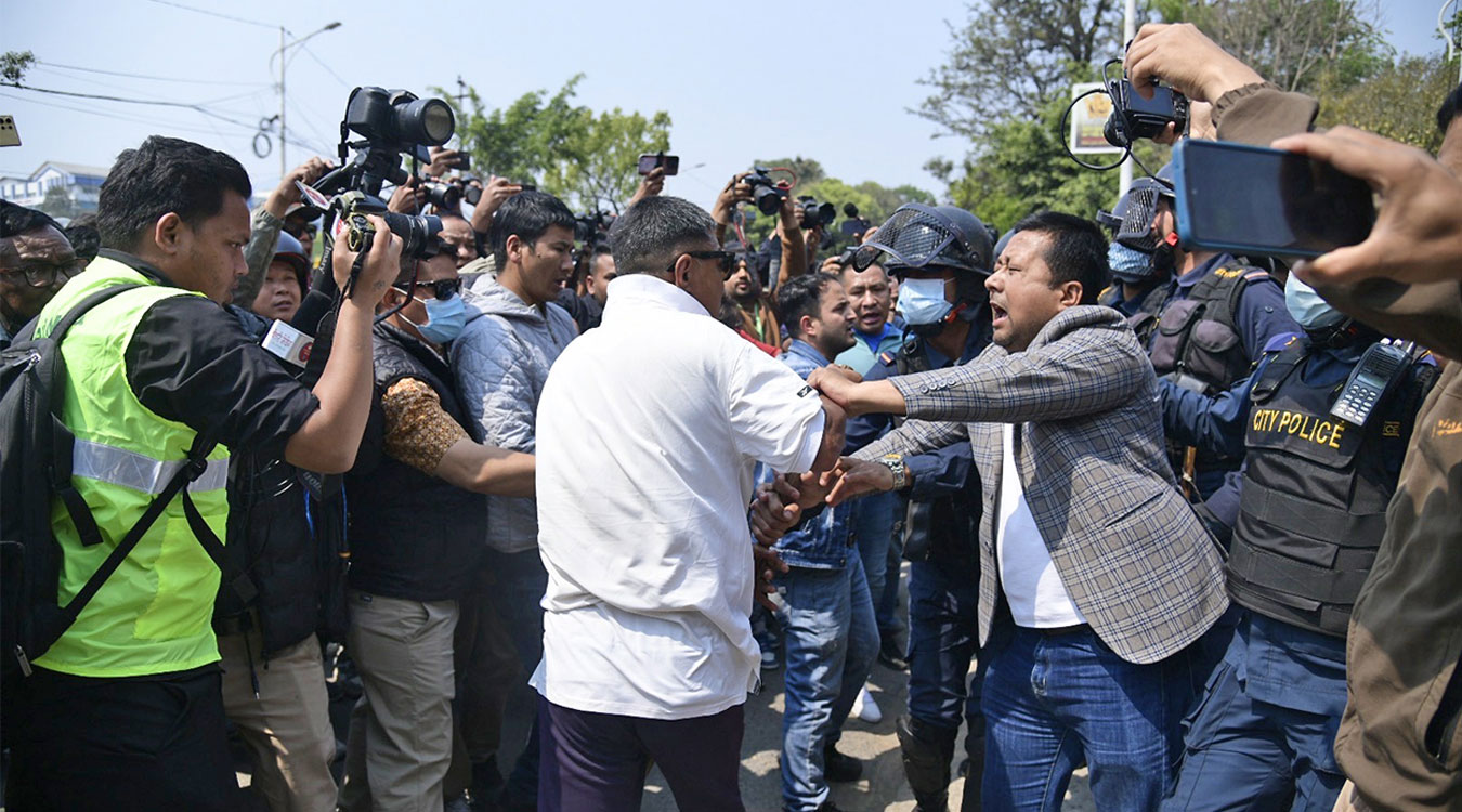 सरकारविरुद्धको ज्वाला दन्कदै, प्राधिकरण अगाडि प्रदर्शन