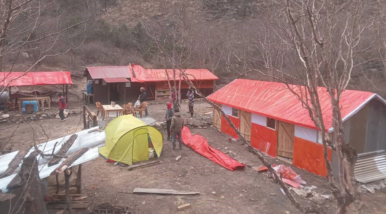 आफैँले बन्दोबस्तीका सामान बोकेर पदयात्रामा जानुपर्ने समस्या अन्त्य