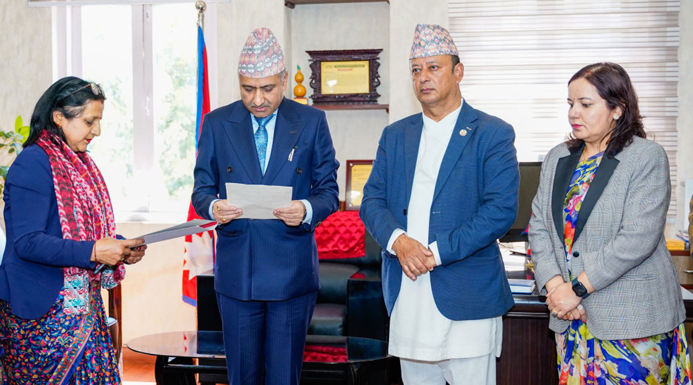 विद्युत् नियमन आयोगको सदस्य भट्टराईद्वारा शपथग्रहण