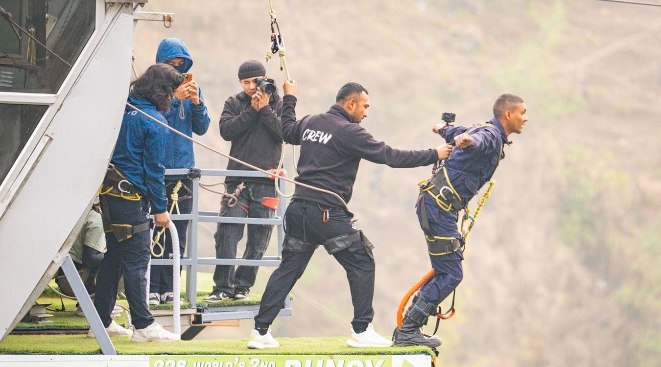 द क्लिफमा प्रहरीको ‘कमाण्डो’का प्रशिक्षार्थीको बञ्जी जम्प