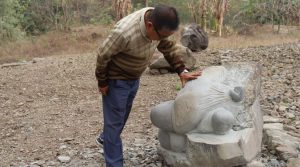 ढुङ्गे पार्कमा श्रमदान गर्दै मूर्तिकार बराइली