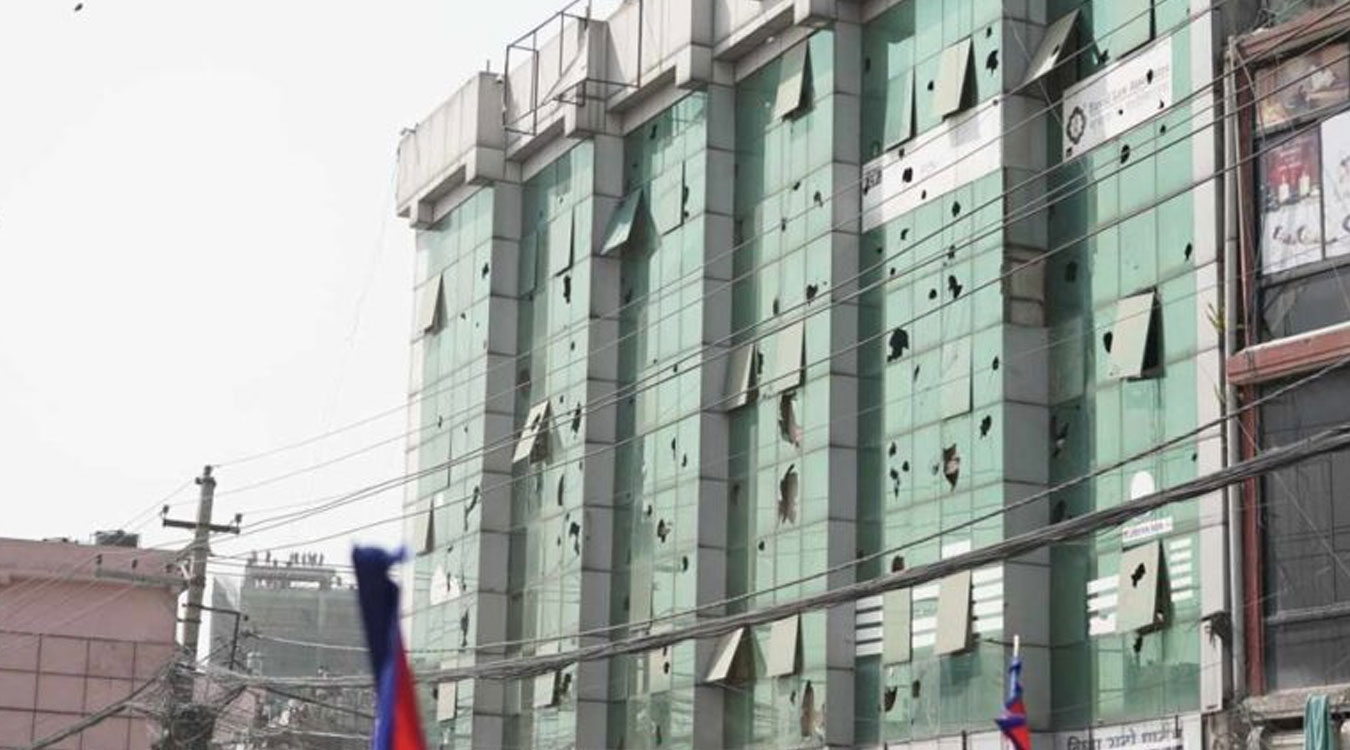 प्रदर्शनकारीद्वारा व्यक्तिगत घर तोडफोड