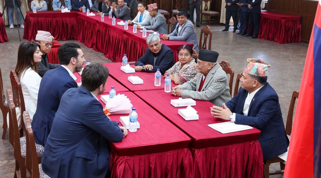 प्रधानमन्त्रीसँग अन्तरराष्ट्रिय गोलरक्षक बुफोनको भेट