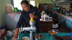 सुन्तलाको जुस बनाएर अतिरिक्त आम्दानी गर्दै तिलिजा दम्पती