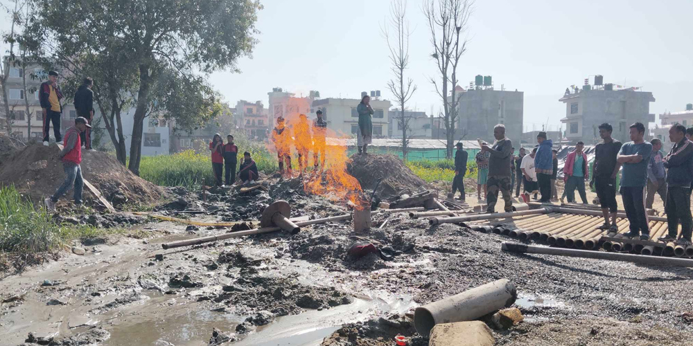 टिकाथलीमा बोरिङ खन्दा निस्कियो आगोको ज्वाला