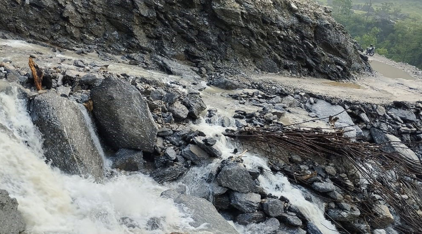 वर्षाले नारायणघाट बुटवल खण्ड पूर्णरुपमा अवरुद्ध