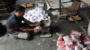 सात दशकदेखि स्वाद चखाउँदै धनकुटे नरिवल बिस्कुट