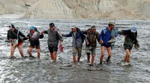 ‘ध्ये’ खोलामा पुल नहुँदा सास्ती खेप्दै स्थानीय