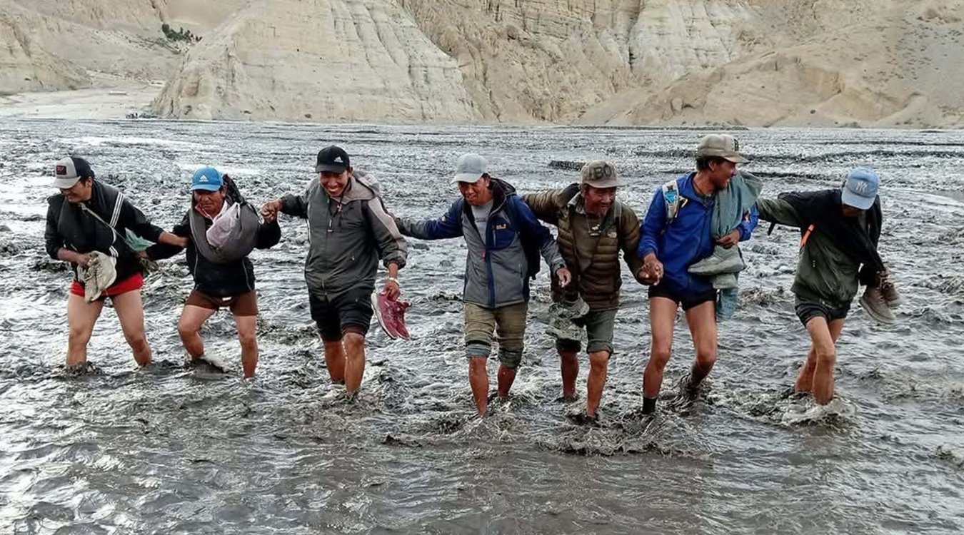 ‘ध्ये’ खोलामा पुल नहुँदा सास्ती खेप्दै स्थानीय