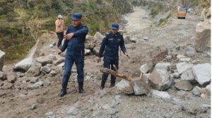 वर्षाका कारण कर्णाली राजमार्ग अवरुद्ध
