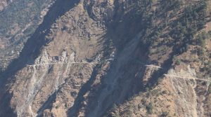 दार्चुलाको टिङ्करमा भिर खोपेर सेनाले यसरी बनाउँदै सडक