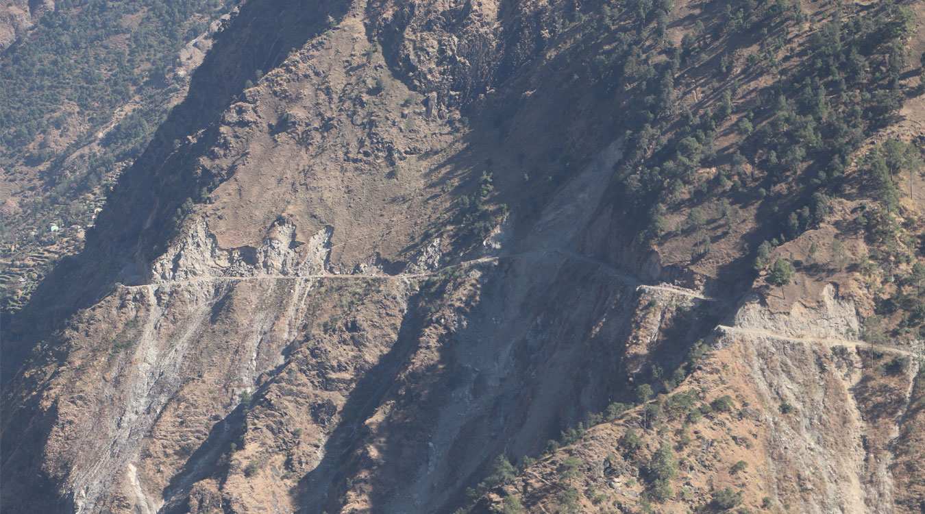 दार्चुलाको टिङ्करमा भिर खोपेर सेनाले यसरी बनाउँदै सडक