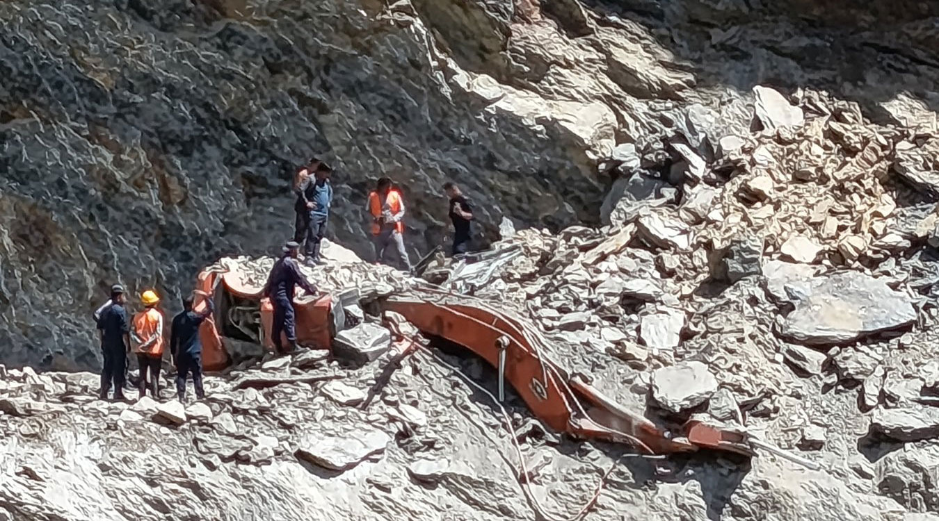 पहिरोमा पुरिएर एक्साभेटर चालकको मृत्यु