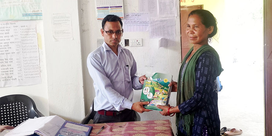 उमेरले छेकेन रहरलाई, बाउन्न वर्षको उमेरमा १ कक्षामा पढ्दै डल्लीदेवी