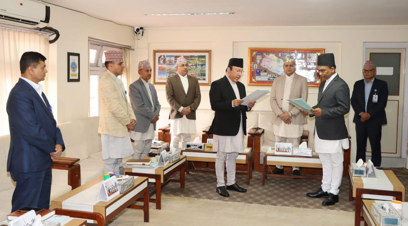 प्रधानन्यायाधीशद्वारा नवनियुक्त गभर्नरमा डा पौडेललाई शपथ