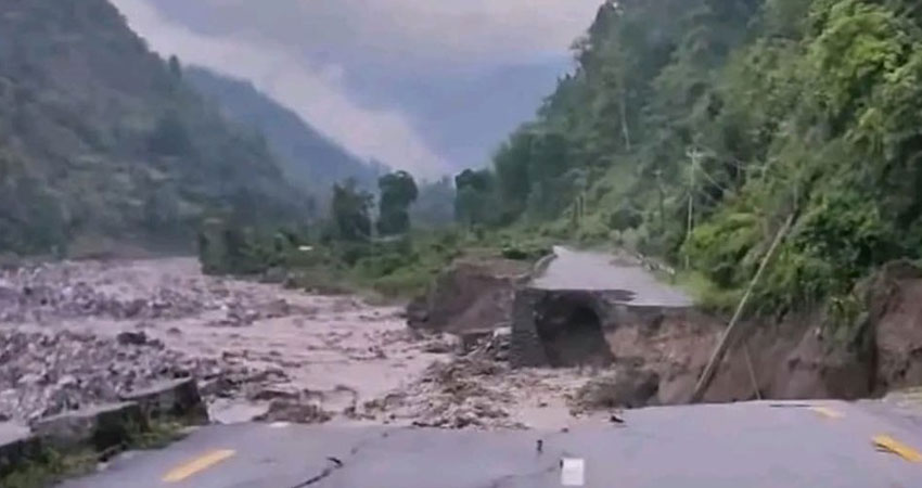 अविरल वर्षाका कारण कोशी राजमार्ग बाढीले बगायो, यातायात अवरुद्ध